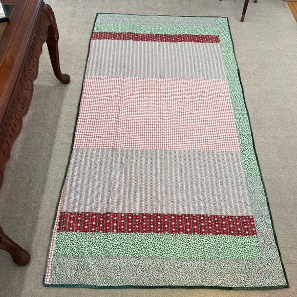 Handmade‎ Quilted Throw Blanket Winter Cabin Scene Green Red Christmas Theme